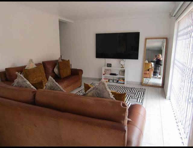 3 BEDROOM TOWNHOUSE FOR SALE IN GLENVISTA